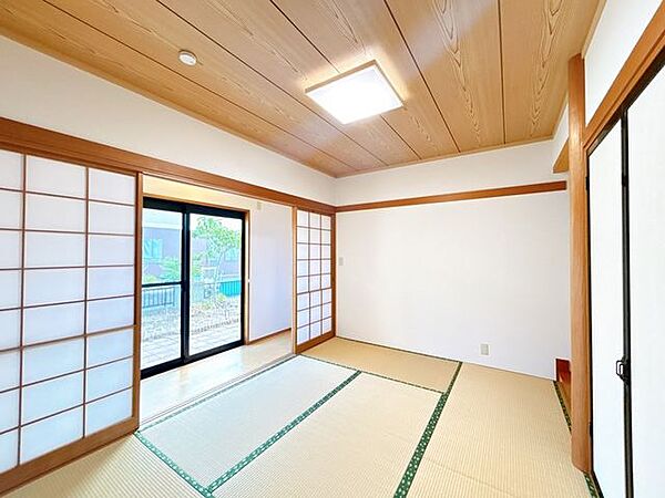 【リフォーム済】1F和室です。畳のクリーニング、壁クロスの張替えを行いました。