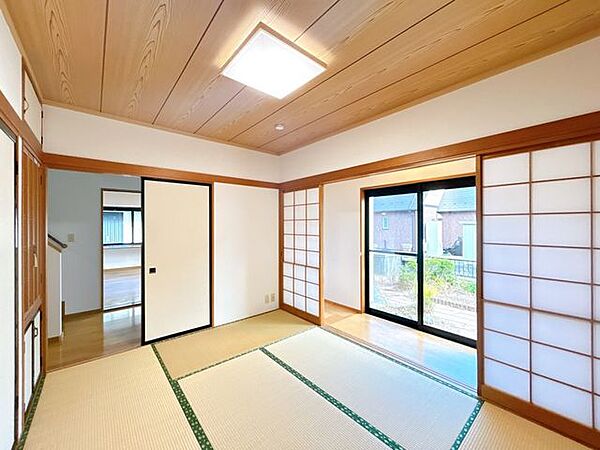 【リフォーム済】1F和室別アングルです。南側に窓がございますので、採光の取れた日当たりのいい和室になります。