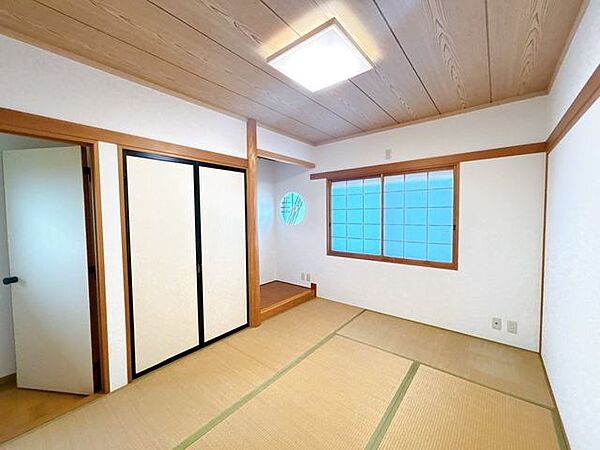 【リフォーム済】2F北側和室です。壁・天井クロスの張替え、畳のクリーニング、建具のクロス張替えを行いました。