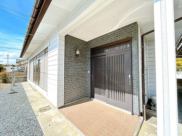 【リフォーム予定】玄関の外観です。鍵交換を行います。