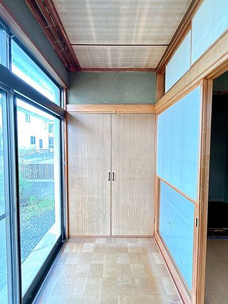 【リフォーム予定】縁側には収納がございます。リフォーム後もこちらの収納は残し、LDKの収納スペースとして活用いたします。