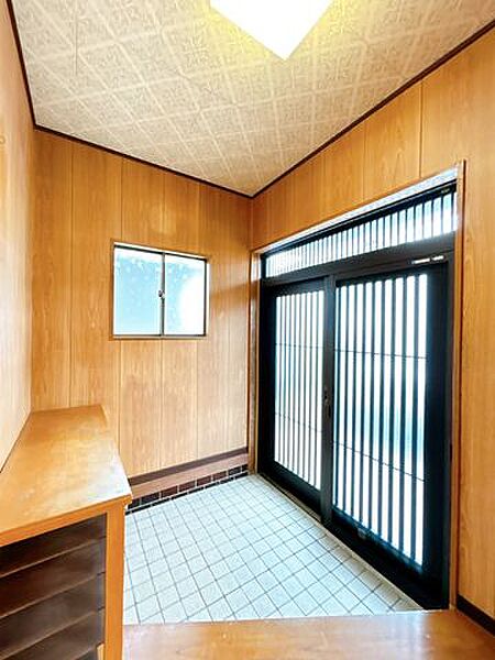 【リフォーム予定】玄関の内観です。シューズボックスは新品に交換いたします。