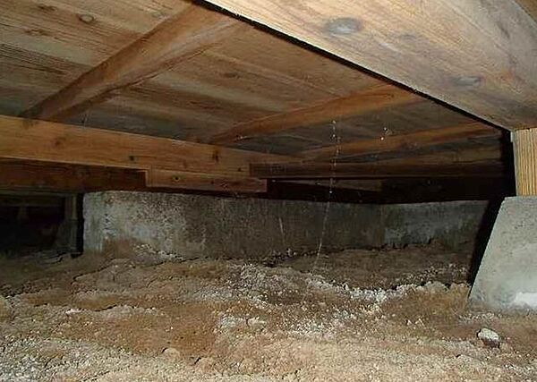【床下写真】中古住宅の3大リスクである、雨漏り、主要構造部分の欠陥や腐食、給排水管の漏水や故障を2年間保証します。