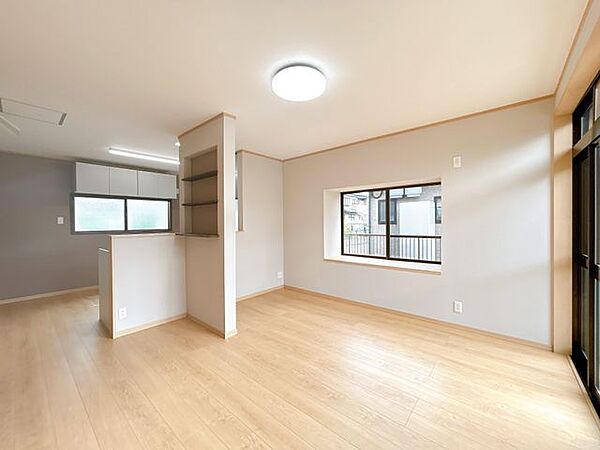 【リフォーム済】14帖LDKは、天井と壁のクロスを張り替え、床は永大産業製のフローリングに張り替えました。汚れが拭き取りやすく傷もつきにくい素材なので、お掃除もラクラクです。