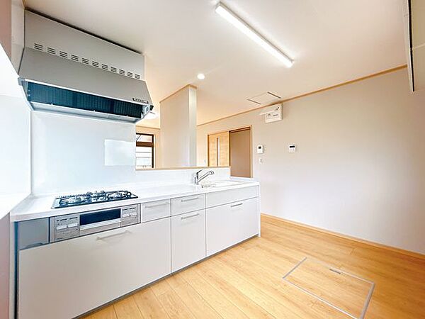 【リフォーム済】キッチンは新品に交換しました。引出には一升瓶や寸胴鍋など背の高いものも収納できます。対面キッチンなのでご家族のお顔を見ながら料理できていいですね。