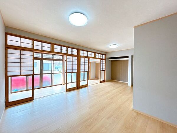 【リフォーム済】続き間の和室は洋室に間取り変更を行いました。16.5帖の広々とした、居心地の良いお部屋に仕上がります。