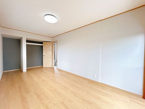 【リフォーム済】2階西側7.5帖の洋室です。床はフローリングに張替、天井と壁のクロスを張替えをおこないました。お子様のお部屋にいかがでしょうか。
