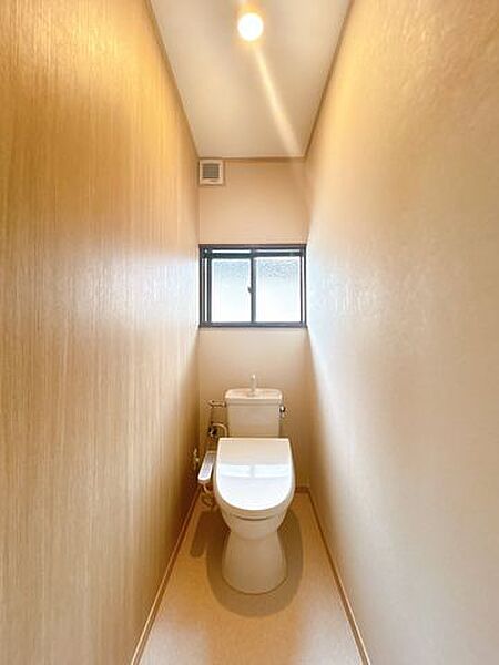 【リフォーム済】トイレは簡易水洗式のものに交換しました。天井・壁はクロス貼り換え、床はクッションフロアに張替えました。清潔感のあるトイレに仕上がりました。