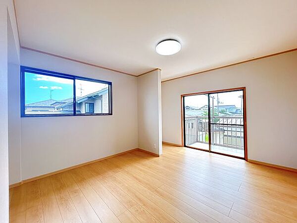 【リフォーム済】2階東側の和室は8帖の洋室に間取り変更しました。床は永大産業製のフローリングに張替え、天井壁のクロスは張替えます。収納部屋としても活用できますね。