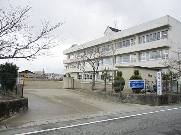古川第四小学校1500ｍ（徒歩19分）交通量も少なく通学に便利な立地です、子育て環境が充実しております。