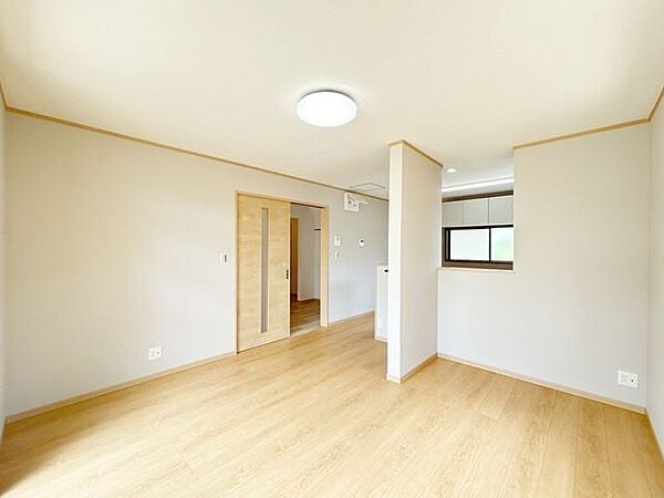 【リフォーム済】14帖LDKは、天井と壁のクロスを張り替え、床は永大産業製のフローリングに張り替えました。汚れが拭き取りやすく傷もつきにくい素材なので、お掃除もラクラクです。