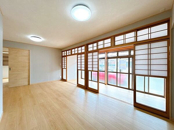 【リフォーム済】続き間の和室は洋室に間取り変更を行いました。16.5帖の広々とした、居心地の良いお部屋に仕上がりました。