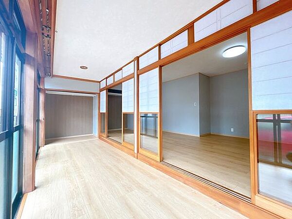 【リフォーム済】続き間の和室は洋室に間取り変更を行いました。16.5帖の広々とした、居心地の良いお部屋になりました。