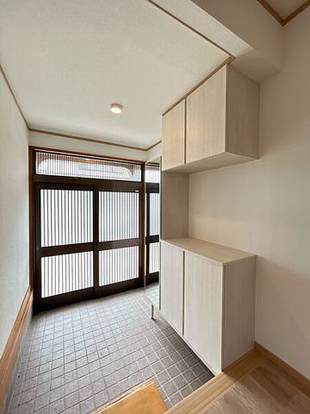 【リフォーム済】玄関ホールです。シューズボックスを交換し、天井・壁のクロスを張替えました。玄関はお家の顔となる部分、お客様が最初に目にする場所だからこそ、第一印象が大切ですね。
