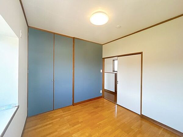【リフォーム済】2階南側の洋室です。天井と壁のクロスを張替えました。お子様のお部屋にいかがでしょうか。