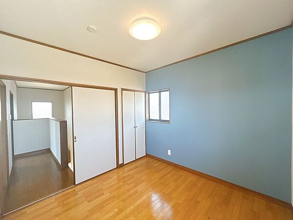【リフォーム済】2階北側の洋室です。天井と壁のクロスを張替えました。お子様のお部屋にいかがでしょうか。