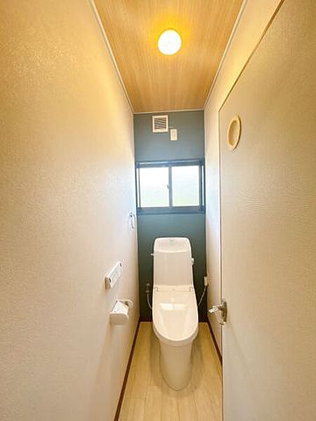 【リフォーム済】便器は新品交換。天井・壁はクロス貼り換え、床はクッションフロアに張替えました。清潔感のあるトイレに仕上がりました。