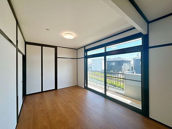 【リフォーム済】2階の西側和室は、7.5帖の洋室に変更しました。床は永大産業製のフローリングに張替、天井と壁のクロスを張替え、LED照明に交換予定です。ベッドもゆったりおける空間です。
