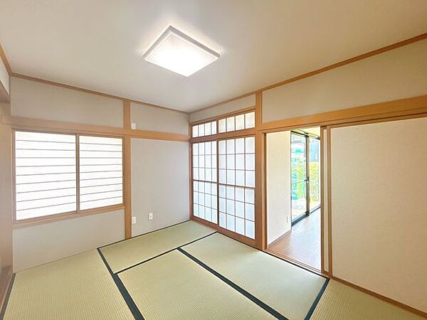 【リフォーム済】1階の和室です。畳は表替え、ふすま障子は張り替えました。い草の香りに癒される、居心地の良いお部屋に仕上がりました。