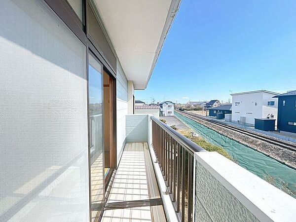 2階にはベランダがあります。洗濯物を干すことができますね。