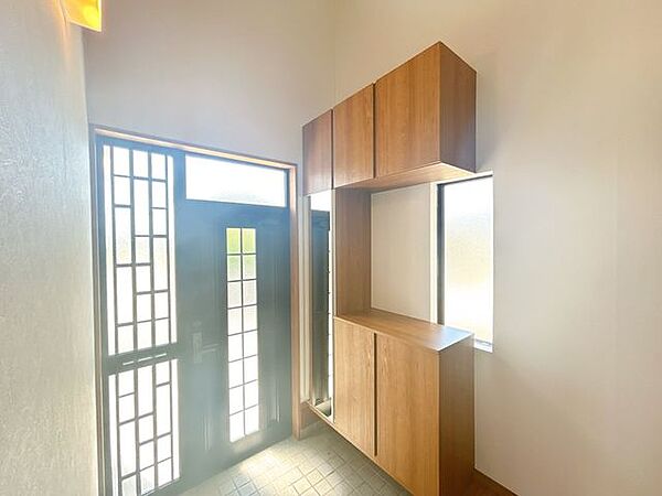 【リフォーム済】玄関ホールです。シューズボックスを交換し、天井・壁のクロスを張替えました。玄関はお家の顔となる部分、お客様が最初に目にする場所だからこそ、第一印象が大切ですね。