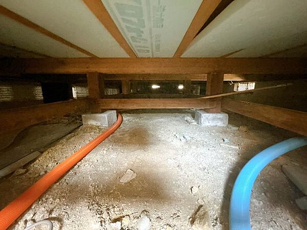 中古住宅の3大リスクである、雨漏り、主要構造部分の欠陥や腐食、給排水管の漏水や故障を2年間保証します。その前提で床下まで確認の上でリフォームし、シロアリの被害調査と防除工事もおこないます。