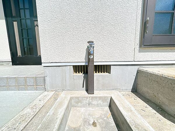 外構には外水道が完備。通水点検を行いました。洗車等にお使いいただけます。