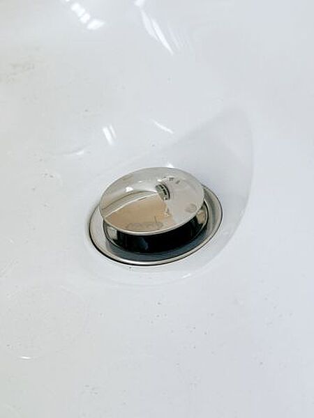 【リフォーム済み】浴室の排水栓はポップアップ式です。ワンタッチで浴槽のお水を排水できます。チェーンが付いてないので、お掃除もラクになりますね。