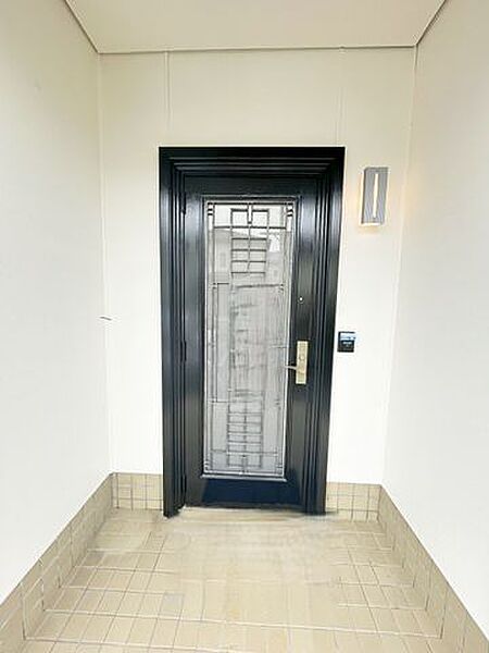 【リフォーム済】玄関です。鍵交換と塗装を行いました。屋根がかかっているので、濡れずに室内へ入れます。