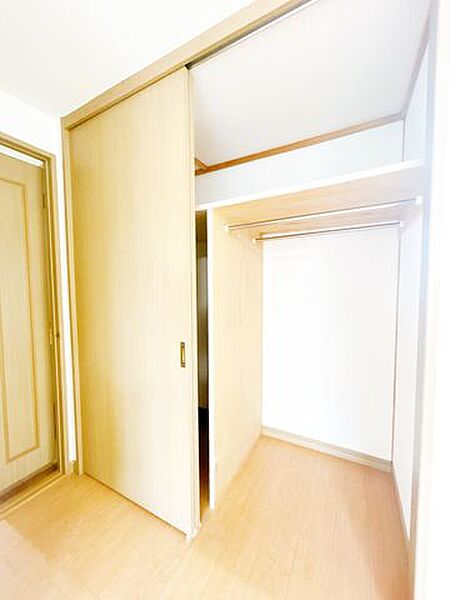 【リフォーム済】2階約12帖洋室の収納です。クリーニングを行いました。お洋服の収納や季節物の収納に良さそうですね。