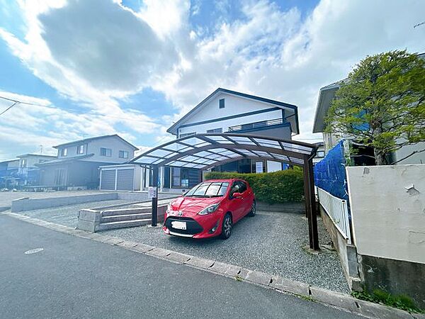 【リフォーム済】建物のアップです。大きなベランダが特徴です。