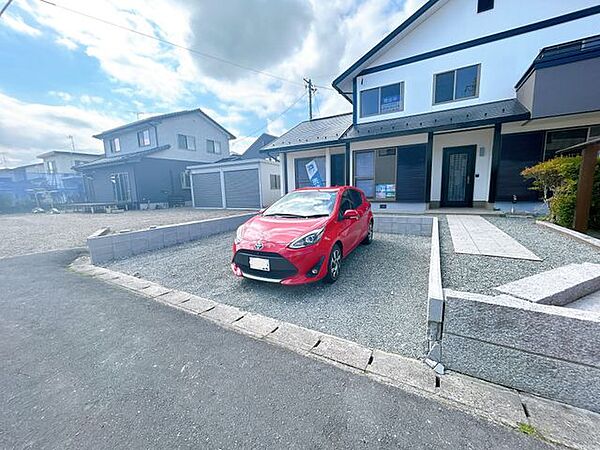 【リフォーム済】外観の別角度です。こちらに2台分の駐車スペースを新設いたしました。