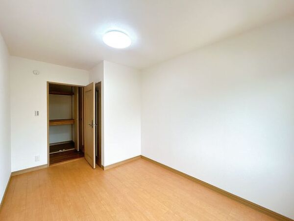 【リフォーム済】2階約5.5帖洋室です。クロスの張替えとクッションフロア重ね張り、照明交換を行いました。収納があるのが良いですね。