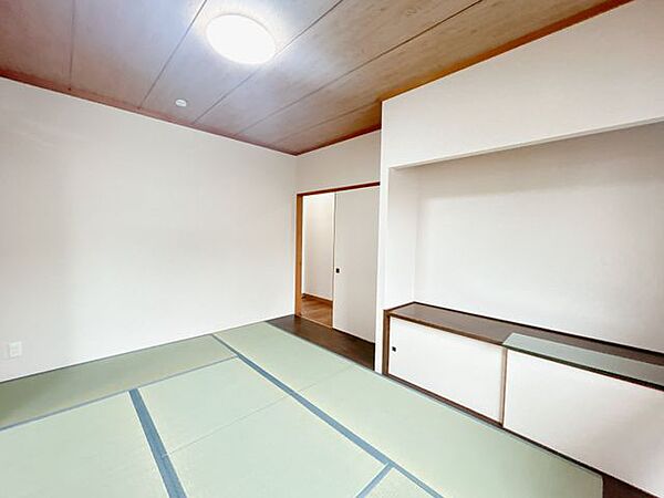 【リフォーム済】1階東側和室です。畳の表替えと照明交換を行いました。