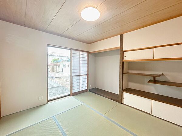 【リフォーム済】1階西側和室です。畳の表替えと照明交換を行いました。押し入れと板の間があるのが特徴ですね。