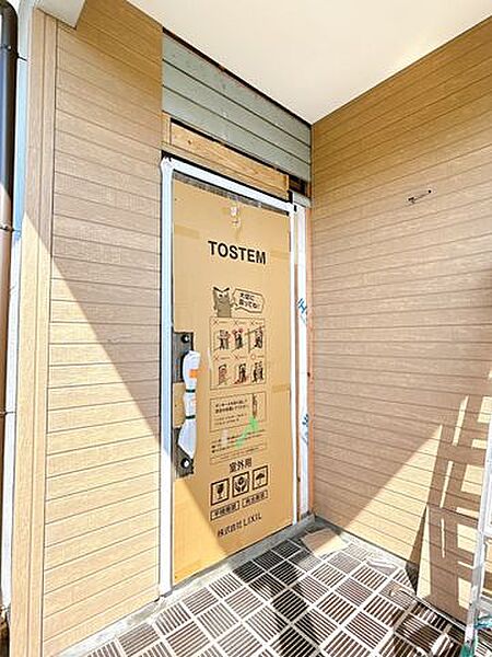 【リフォーム中】玄関の外観です。玄関ドアは新品に交換、外壁は一部サイディング張りを行う予定です。