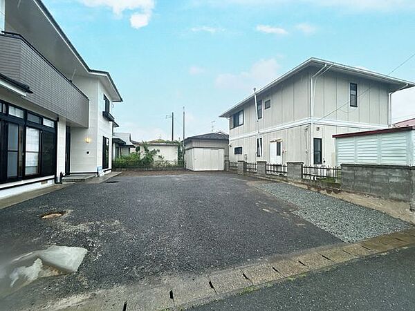 【リフォーム済】外観の別角度です。お庭スペースと駐車場どちらも確保されております。