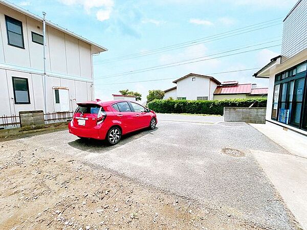 【リフォーム済】駐車場です。花壇の撤去と木の伐採、間口の拡張を行いました。並列3台分以上のスペースが確保されております。