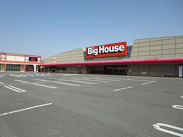 【周辺環境】ビックハウス小牛田店様まで、約2.7kmです。お車10分圏内にスーパーマーケットがあるのは非常に便利ですね。 2700m
