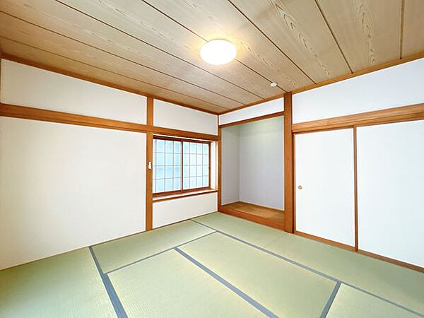 【リフォーム済】1階8畳和室です。続き間として活用出来るので、大人数の来客時にも困りません。
