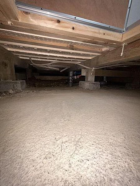 【リフォーム済】床下の写真です。中古住宅の3大リスクである、雨漏り、主要構造部分の欠陥や腐食、給排水管の漏水や故障を2年間保証します。その前提で床下まで確認の上でリフォームし、シロアリの被害調査…