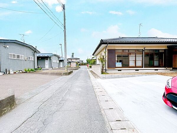 前面道路です。間口が広いので運転が不安な方でも簡単に駐車できそうですね。