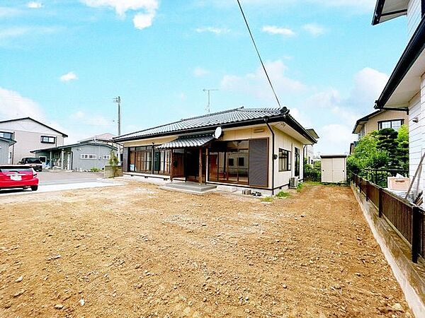 【リフォーム済】外観です。広々としたお庭があっていいですね。ガーデニングや家庭菜園などにいかがでしょうか。