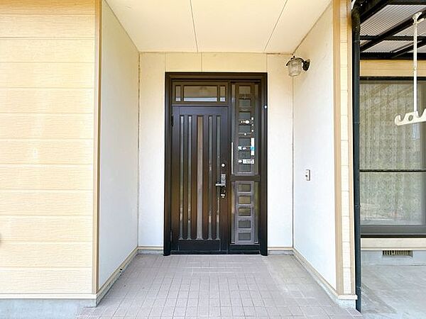 【リフォーム予定】玄関の外観です。鍵交換、外壁は一部サイディング張りを行う予定です。