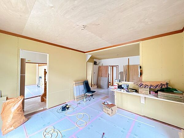 【リフォーム中】リビングです。フローリングの重ね張りとクロスの張替え、照明交換を行います。2面採光なのが良いですね。