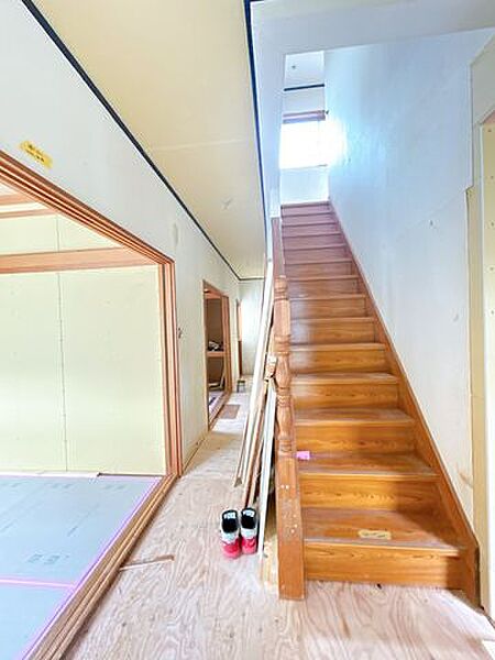 【リフォーム中】1階廊下です。フローリングの重ね張りとクロスの張替え、照明交換を行います。