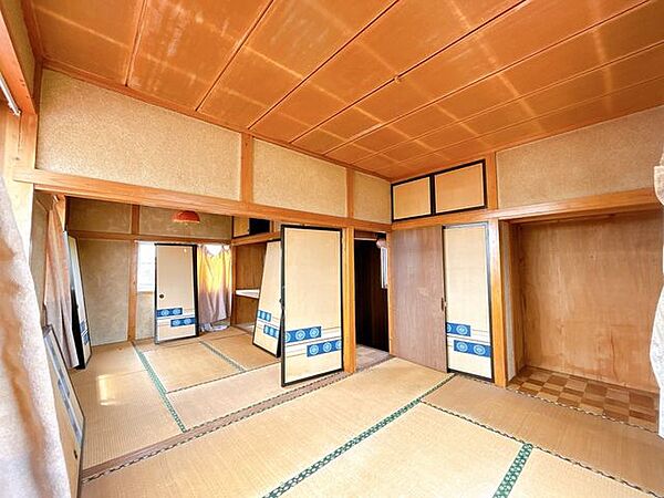 【リフォーム中】二階東側和室です。畳からフローリングに張り替えます。壁を作り、2部屋に分ける予定です。一人ひとりのお部屋が持てるのは良いですね。