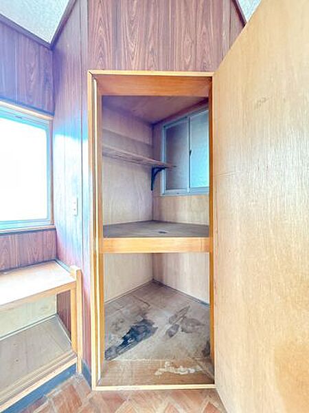 【リフォーム中】一階収納です。玄関付近に収納があるとお掃除道具などもしまえて便利ですね。