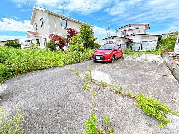 【リフォーム中】駐車場です。お庭を整備して、計6台駐車可能になります。