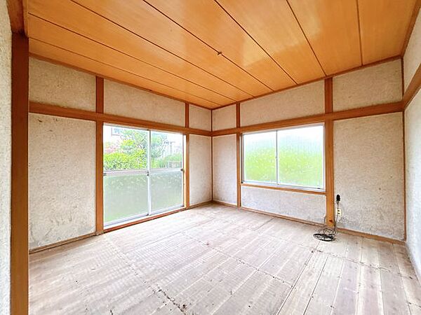 【リフォーム中】一階北東側和室です。畳は表替えする予定です。二面採光で日当たりばっちりです。